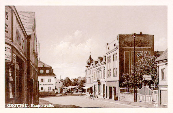 On this picture postcard from the second half of the 30s of the 20th century we see the exit of the Liberecká ulice street from the Horní náměstí square. The white house to the left is the present-day restaurant „Beseda“, in front of which the Ulice 1. Máje-street branches to the left side.