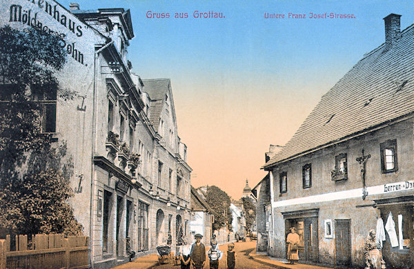 Auf dieser Ansichtskarte aus der Zeit zwischen den Kriegen sieht man den unteren Teil der Ulice 1. máje (früher Franz Josef-Strasse), die von der Neissebrücke zum Horní náměstí (früher Altstädterplatz) führt. Die Häuser an der rechten Seite wurden nach dem 2. Weltkrieg abgerissen und heute befindet sich hier ein kleiner Park.