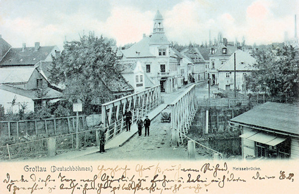 Na této pohlednici vidíme úzký Ovčí most (Schafbrücke), který na počátku 20. století spojoval oba břehy Nisy asi 100 metrů nad mostem současným. V budově s věží za mostem byl tehdy hotel Helgoland.