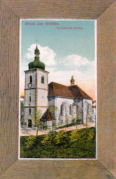 Tato pohlednice zachycuje kostel sv. Bartoloměje, jehož současná pozdně barokní podoba je z roku 1763.