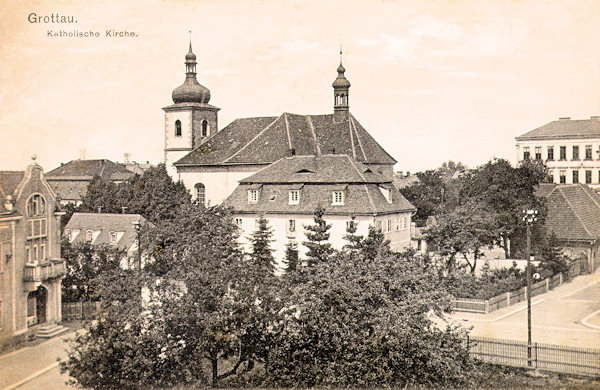 Na této pohlednici vidíme kostel sv. Bartoloměje s empírovou farou, postavenou v roce 1804.