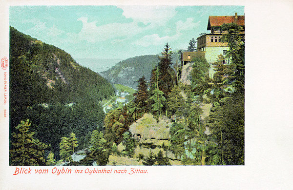 Nedatovaná historická pohlednice zobrazuje pohled údolím od Oybinu směrem k Žitavě.