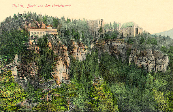 Na historické pohlednice z roku 1906 je pohled na zříceninu hradu Oybin z protějšího kopce. Vpravo jsou zbytky hradu, uprostřed zřícenina klášterního kostela a vlevo hradní restaurace.