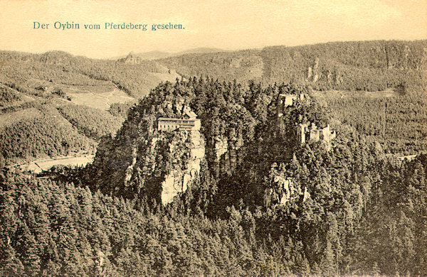 Pohlednice z doby před 1. světovou válkou zachycuje hrad Oybin z protějšího Pferdebergu. V pozadí je zalesněný hřbet Töpferu, z jehož nejnižšího místa vyčnívá výrazné skalisko Scharfensteinu.