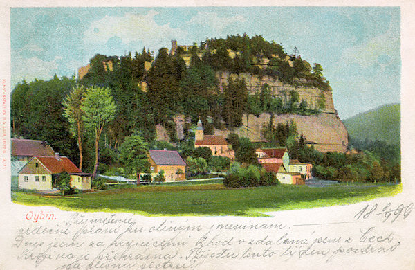 Na historické pohlednici Oybinu z roku 1899 je celkový pohled na hradní vrch s domky a kostelem na úpatí.