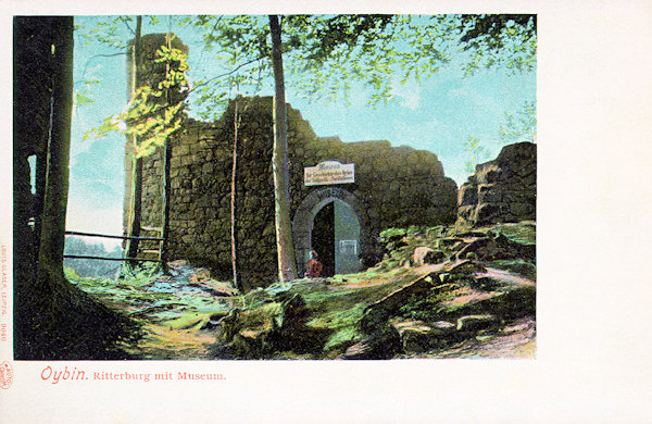 Nedatovaná historická pohlednice zachycuje vchod do hradního muzea na Oybinu.