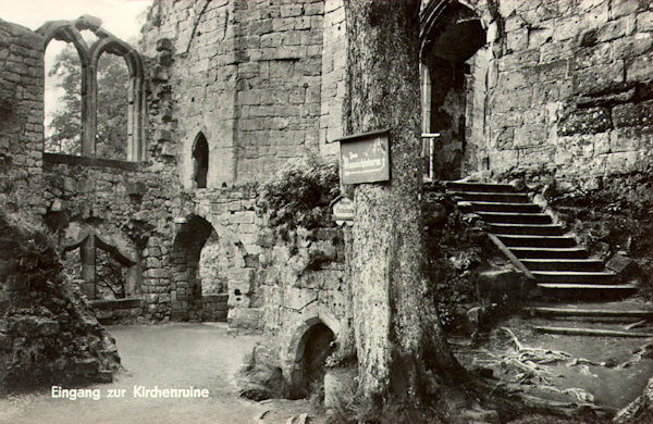 Nedatovaná historická pohlednice zachycuje vchod do zříceniny klášterního kostela na hradě Oybin.