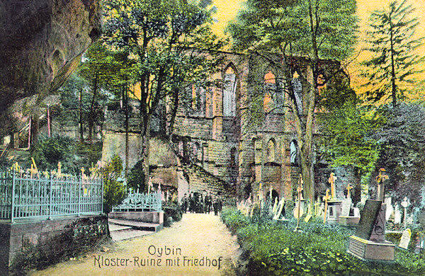 Na historické pohlednici Oybinu z roku 1906 jsou zříceniny klášterního kostela s hradním hřbitovem v popředí.