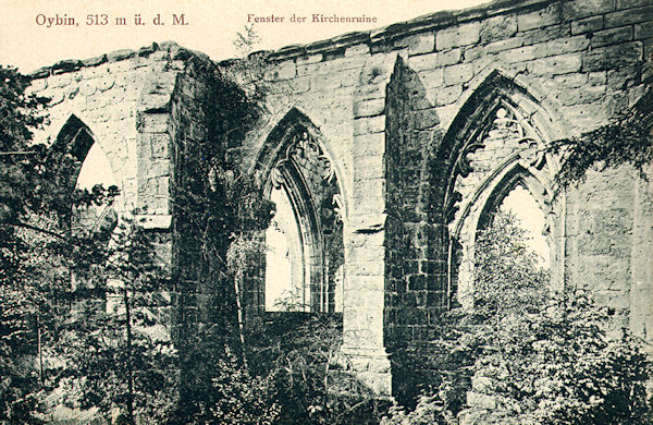 Pohlednice z roku 1913 zachycuje okna v jižní stěně klášterního kostela.