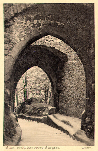 Pohlednice z doby před 1. světovou válkou zachycuje průhled třetí hradní bránou s Jezdeckými schody.