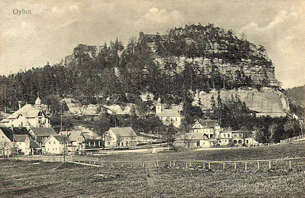 Na historické pohlednici Oybinu z počátku 20. století je celkový pohled na hradní vrch s obcí a kostelem na úpatí.