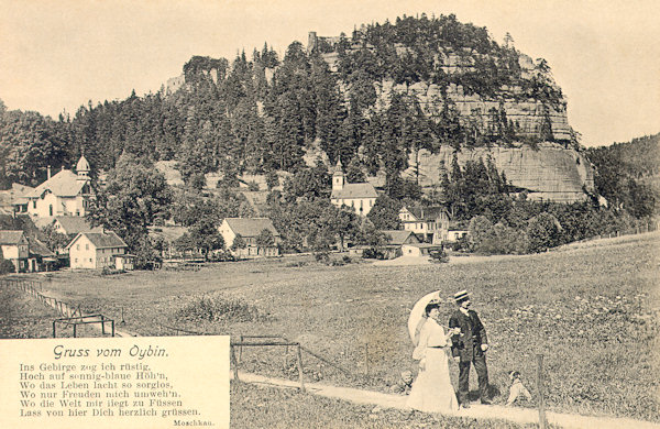 Na pohlednici z doby před 1. světovou válkou vidíme lázeňské letovisko s kostelem, malebně položené u paty skalnatého vrchu se zříceninami hradu a kláštera.