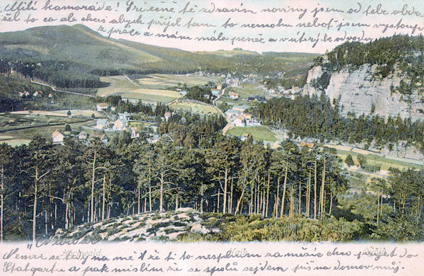 Na pohlednici z přelomu 19. a 20. století vidíme letovisko Oybin z částečně odlesněného vrchu Kleiner Töpfer. Na pravé straně se zvedá skalnatý hradní vrch a vlevo je vidět Hvozd s rozhlednou.