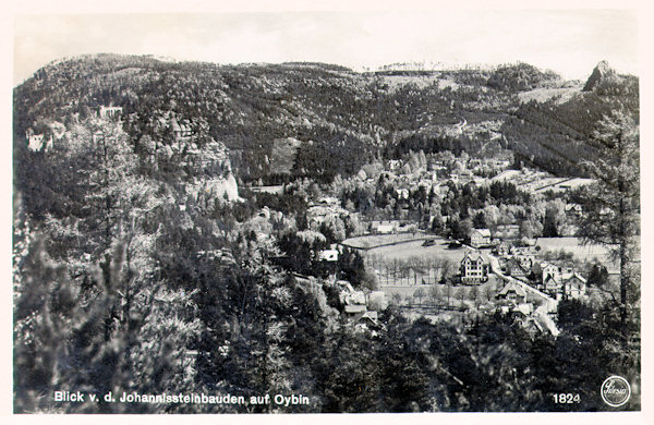 Na této pohlednici vidíme Oybin od Janských kamenů. Za lesem vlevo vyčnívá hradní vrch se zříceninami, za ním je ploché temeno hory Töpfer a úplně vpravo vystupuje skalisko Scharfensteinu.