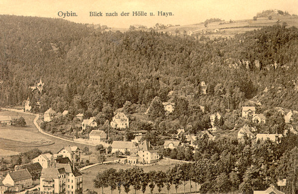Pohlednice z 1. poloviny 20. století zachycuje západní část letoviska a lesy kolem Hainbergu. V pozadí je vidět osadu Hain a hostinec na Janských kamenech (vpravo).