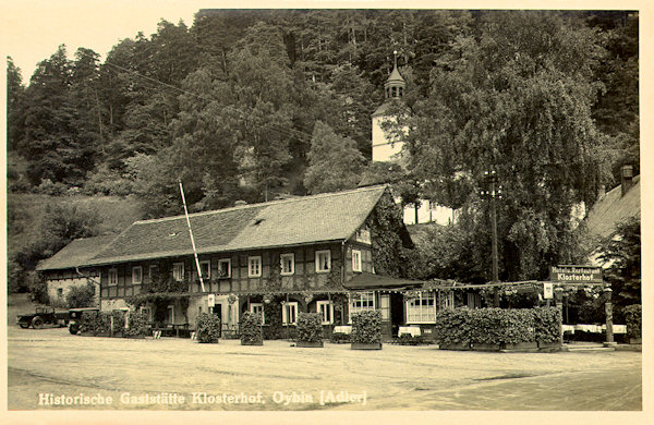 Na pohlednici Oybinu z roku 1932 je budova hostince Klosterhof (Klášterní dvůr) s kostelem na úpatí hradního vrchu.