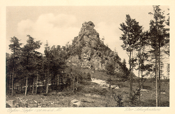 Tato pohlednice zachycuje mohutný skalní ostroh Scharfensteinu na hřebeni mezi Töpferem a Brandhöhe.
