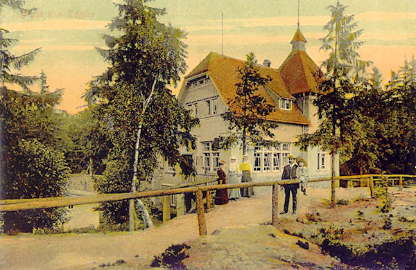 Na této pohlednici vidíme novou chatu na vrchu Töpfer v roce 1908.