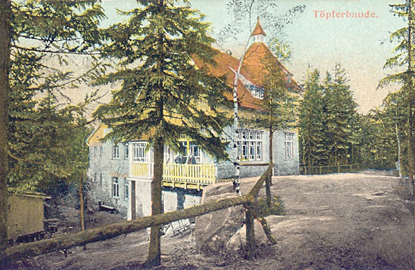 Na pohlednici z roku 1917 vidíme chatu na Töpferu s nově přistavěnou verandou.