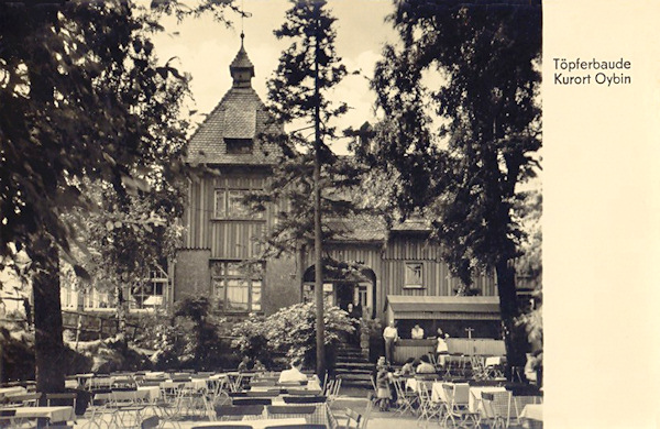 Na pohlednici z roku 1957 vidíme chatu na Töpferu s venkovní zahrádkou na severní straně.