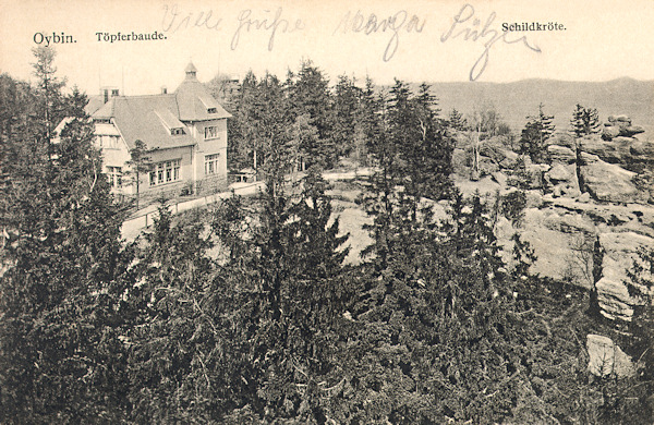 Tato pohlednice z doby kolem roku 1915 zachycuje chatu na Töpferu se skalním útvarem Želva (Schildkröte).