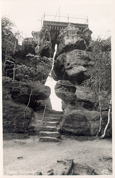 Na pohlednici ze 30. let 20. století vidíme Skalní bránu s vyhlídkovou plošinou.
