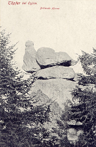 Pohlednice z doby kolem roku 1920 zachycuje skalní útvar Slepice na vejcích (Brütende Henne) poblíž chaty na Töpferu.