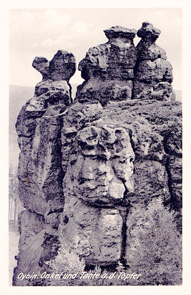 Na pohlednici z doby kolem roku 1950 vidíme skalní útvary Strýc a teta (Onkel und Tante) na jihovýchodním okraji masivu Töpferu mezi Českou vyhlídkou (Böhmische Aussicht) a Scharfensteinem.