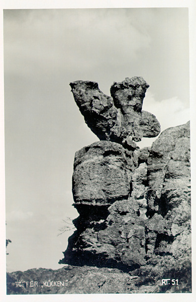 Pohlednice ze 30. let 20. století zachycuje skalní útvar Kuře (Kücken) na severozápadní straně Töpferu poblíž vyhlídky na Oybin (Oybinaussicht).