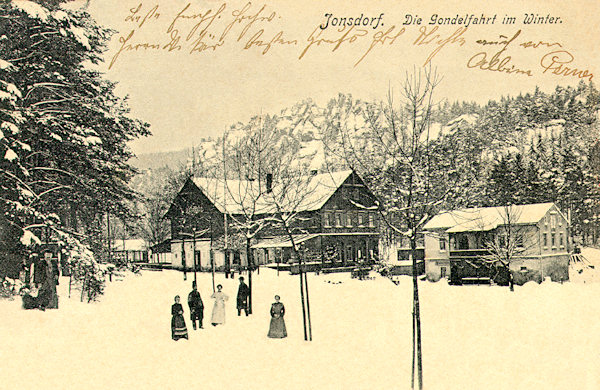 A winter postcard from 1902 of Johnsdorf with the restaurant Gondelfahrt below the rock massif of the Nonnenfelsen.