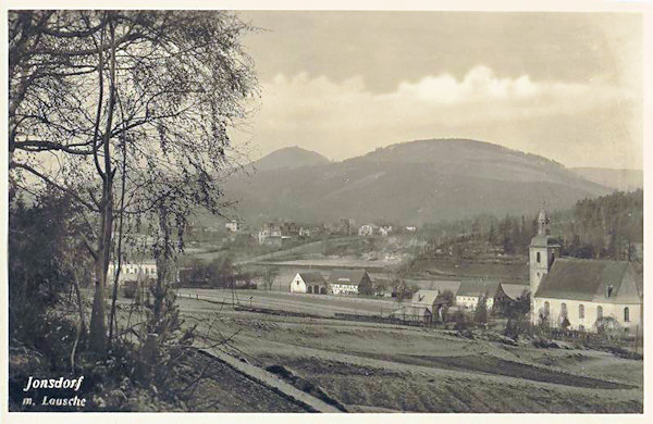 This postcard from about 1930 shows a part of the village with the church. In the background the Buchberg-hill and behind it on the horizon the Lausche-hill.