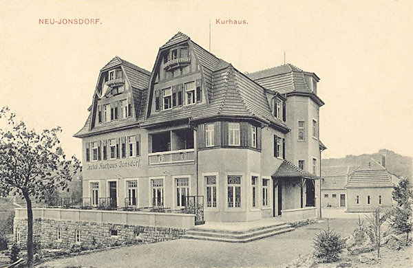 Na pohlednici z doby kolem roku 1920 je lázeňský hotel Kurhaus v Novém Jonsdorfu.