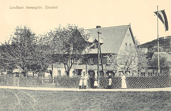 Na pohlednici z roku 1912 je venkovský dům Immergrün.
