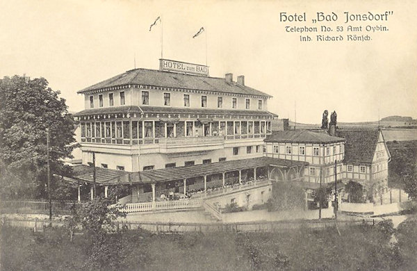 Na pohlednici z roku 1912 je zachycen výstavný lázeňský hotel Bad Jonsdorf.