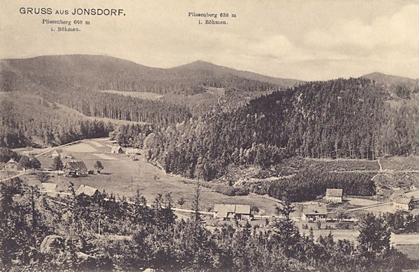 Na pohlednici z roku 1912 jsou domky na jižním konci Jonsdorfu. V pozadí vyčnívající vrcholy Plešivce jsou již na české straně hranice.