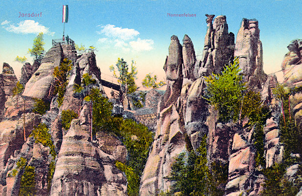 Na historické pohlednici z roku 1914 jsou skalní útvary Nonnenfelsen (Jeptišky) u Jonsdorfu.