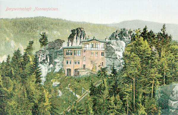 Na této pohlednici vidíme hostinec, vestavěný do skal Nonnenfelsen.