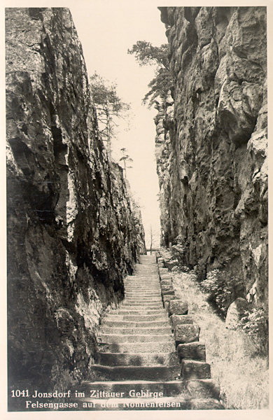Na pohlednici ze 30. let 20. století vidíme kamenné schodiště v hluboké Skalní ulici.