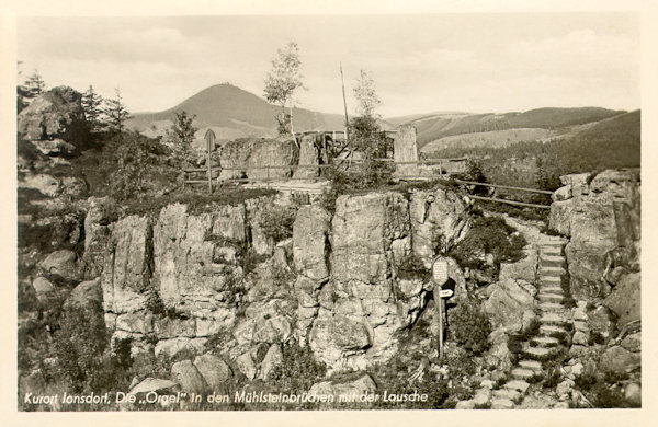 Diese Ansichtskarte aus der Mitte des 20. Jahrhunderts zeigt die Aussicht mit den Felsengebilden der Grossen und Kleinen Orgel in der Jonsdorfer Felsenstadt. Im Hintergrund ragt der Berg Lausche empor.