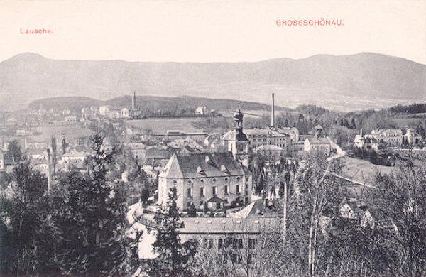 Na pohlednici z roku 1912 je střední část obce s kostelem. V pozadí je hraniční hřbet s Luží (vlevo) a Weberbergem (vpravo).