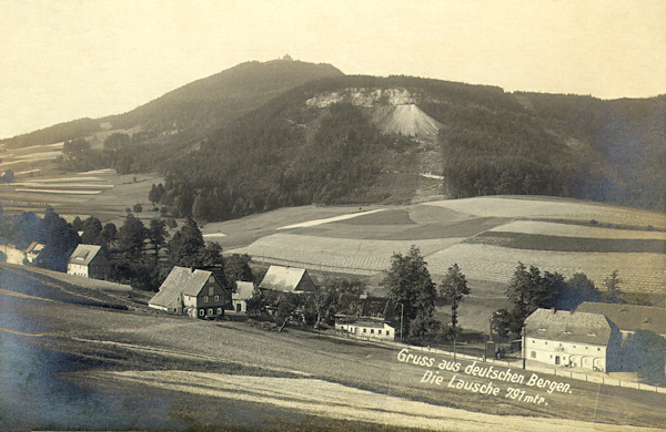 Na pohlednici z roku 1918 vidíme domky v horní části Waltersdorfu pod Butterbergem. V pozadí je vidět staré pískovcové lomy a nejvyšší horu Luž.