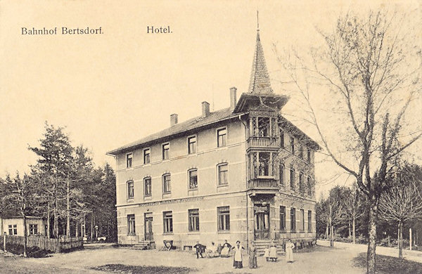 Na pohlednici z roku 1917 vidíme kdysi oblíbený hotel u nádraží, který byl v roce 1995 pečlivě zrekonstruován.
