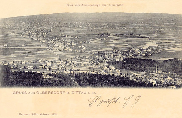 Pohlednice z roku 1905 zachycuje Olbersdorf z kopce Ameisenbergu. V popředí vidíme horní část obce, ležící na úpatí hor, a v širokém údolí za ní je dolní část s bývalým kostelem na návrší (vlevo). V pozadí je nezřetelně vidět Žitavu a vpravo od ní je patrný dlouhý viadukt železniční trati do Liberce.