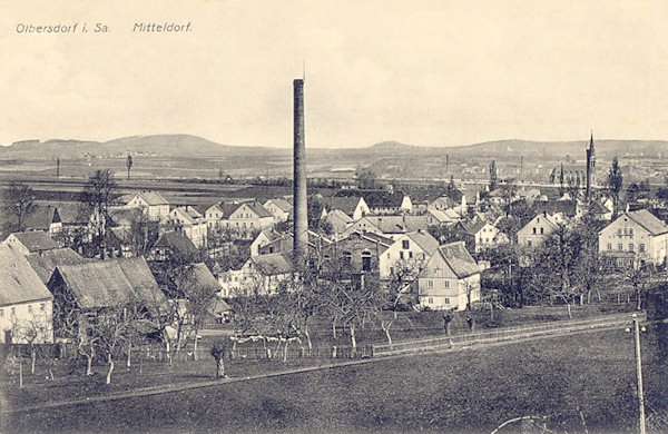 Pohlednice z doby kolem roku 1910 zachycuje střední část obce od jihu. V pozadí vpravo je vidět bývalý kostel.