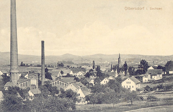 Na této pohlednici vidíme stejné místo jako na předchozím obrázku v roce 1916, kdy již v popředí stála nová továrna.
