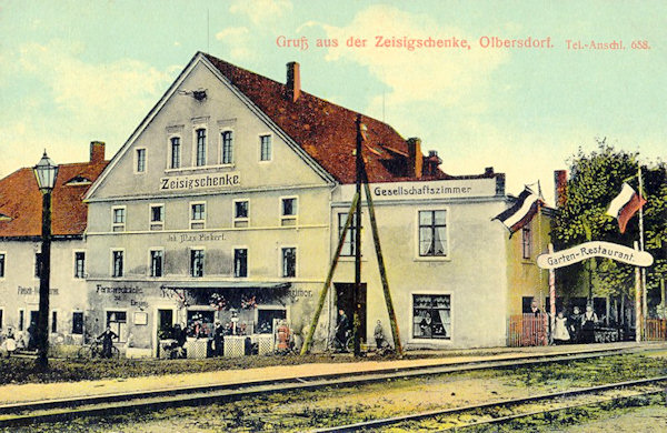 Na pohlednici z roku 1910 vidíme hostinec „Zeisigschenke“ se zahradní restaurací, stojící u železniční zastávky.