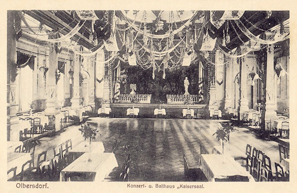 Tato pohlednice z doby kolem roku 1925 zachycuje interiér „Císařského sálu“ v tehdejším Koncertním a tanečním domě, jehož majitelem byl Gustav Ebermann.