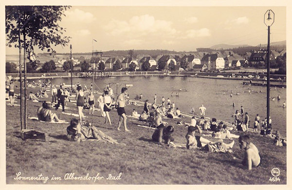 Tato pohlednice zachycuje olbersdorfské koupaliště v roce 1937.