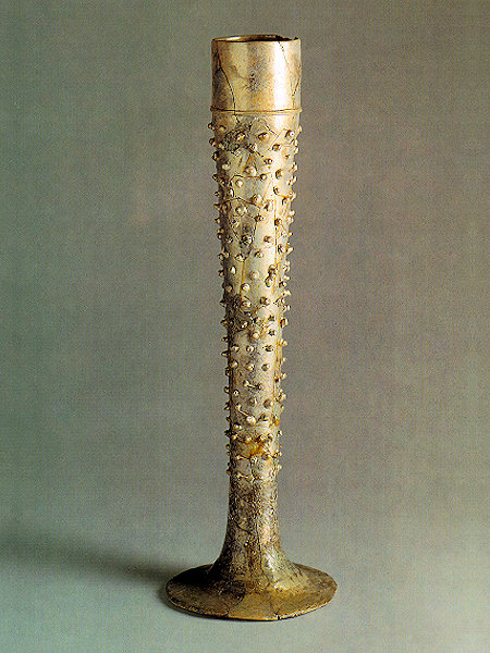 Flötenförmiger Becher s.g. böhmischen Typs, aus der Zeit um 1400 (Museum der Hauptstadt Prag).