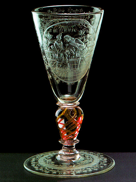 Pohár z čirého skla se zatavenou rubínovou a zlatou spirálou, s rytinou galantní scény. Severní Čechy, po roce 1700 (Sklářské muzeum v Novém Boru).